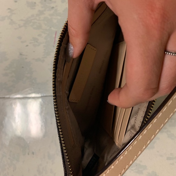 Michael kors large wristlet - Picture 4 of 5